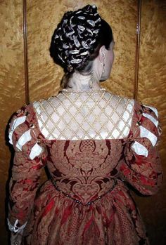 Amazingly beautiful Venetian gown by Alyxx Iannetta, back detail... and that hair! Perfect reproduction. Courtesan Dress, Venetian Costumes, Medieval Clothing