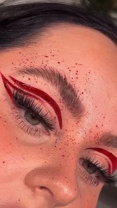 Crimson Eye Makeup, Red Halloween Makeup Ideas, All Red Makeup Looks, Hot Red Makeup Look, Halloween Liner Ideas, Demon Inspired Outfit, Pretty Devil Makeup, Red Natural Makeup Look, Red Liner Makeup Looks