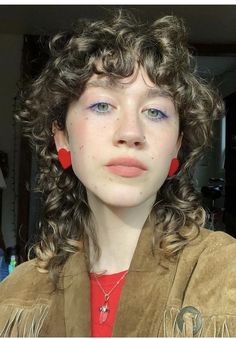 Queer Curly Haircut Long, Queer Haircut Curly, Queer Curly Hair, Cool Looking People, Edgy Curly Haircut, Mullet Hairstyle Women, Queer Haircut, Curly Shag Haircut