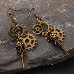 Steampunk earrings: Complete your look with these Bird Skull earrings! Discover the boldness of Steampunk with our Bird Skull earrings! These unique pieces crafted in bronze-toned metal capture the innovative spirit of Steampunk style. Embrace their intriguing design and add a touch of originality to your look. Steampunk Earrings Diy, Minimalist Steampunk, Modern Steampunk Fashion, Steampunk Cottagecore, Steampunk Birds, Dark Steampunk, Steampunk Jewelry Diy, Steampunk Clothes, Steampunk Bird