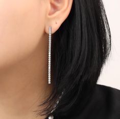 Boucles d'oreilles longues pendantes CZ en argent sterling 925☆ Ces boucles d'oreilles sont conçues avec une grande longueur, mesurant 2,75 pouces (70 mm). Nous utilisons des matériaux en argent sterling 925 et les plaquons avec du rhodium d'origine, ce qui permet aux clients de les porter longtemps sans ternir la couleur de l'argent. Parfait pour ajouter une touche de sophistication en toute occasion, que ce soit un bal de promo, une fête, un anniversaire ou tout autre événement spécial. Si vou Luxury Formal Cubic Zirconia Linear Earrings, Luxury Sparkling Dangle Linear Earrings, Single Long Drop Cubic Zirconia Earring, Silver Long Drop Linear Earrings With Sparkling Stones, Luxury Sterling Silver Linear Drop Earrings, Luxury Long Drop Sterling Silver Linear Earrings, Gold Nickel-free Long Drop Crystal Earrings, Nickel-free Long Drop Crystal Earrings In Sterling Silver, Shoulder Duster Earrings