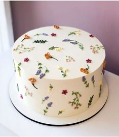 Cake Designs Floral Simple, Single Tier Cake Designs, April Wedding Cake, Wildflower Sheet Cake Ideas, Minimal Flower Cake, Minimal Floral Cake, 18th Birthday Cake Simple, Simple Floral Cake Design, Tea Themed Cake