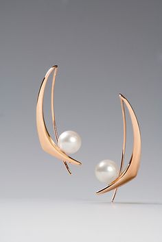 Gold & Pearl Earrings - Handmade anticlastic raised 14k red or white gold Azrielle earrings follow the contour of the wearers face. The earrings feature beautiful, artist selected 8mm pearls. <br><br>Dimensions: 1.5l, 0.47w, 0.47d. Pearl Earrings Handmade, Artistic Earrings, White Pearl Jewelry, Jewelry Contemporary, Fashion Goth, Art Jewelry Contemporary, Fine Silver Jewelry, Silver Jewelry Design, Diamond Jewelry Designs