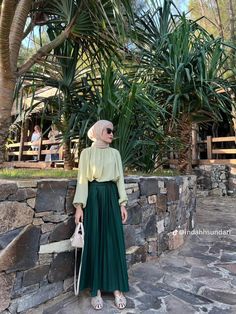 Emerald Green Hijab Outfit, Ootd Emerald Green Hijab, Green Hijab Outfit, Green Pleated Skirt Outfit, Celana Jins Wanita, Kaos Rib, Green Skirt Outfits, Ootd Lebaran, Ootd Work