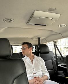 a man sitting in the back seat of a car