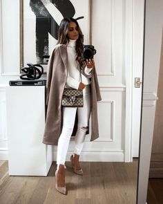 Mia Mia Mine, Stile Casual Chic, Mia Mia, Look Casual Chic, White Jeans Outfit, Monochromatic Outfit, Diy Vetement, All White Outfit, Coat Outfits