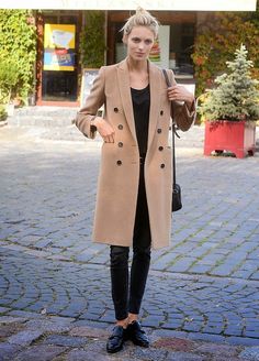 Model Street Style: Anja Rubik Relaxes in Warsaw Camel Dress, Streetstyle Outfit, Anja Rubik, Look Formal, Model Street Style, Black Camel, Minimal Chic, Girl Coat