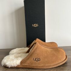 Ugg Chestnut Scuff Slippers New In Box Box May Have Minor Cosmetic Damage / Stickers / Writing Men’s Size 9 Please Review All Pictures For Any Flaws And/Or Blemishes Item Shown In Pictures Is What You Are Purchasing No Rips Or Tears. Odor Free All Reasonable Offers Considered Smoke Free Environment Even Though Most Of Our Shoes Are Sold As “New” There Is A Chance That They May Have Been Previously Tried On In Store With Dust And/Or Dirt On The Soles And Insoles There Are Also Times Where We Will Stickers Writing, Ugg Chestnut, Mens Ugg Slippers, Ugg Slides, Ugg Sandals, Chestnut Uggs, Blue Slippers, Grey Sandals, Ugg Tasman