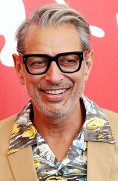 Jeff Goldblum's Natural Side Part - When he’s not running from dinosaurs, bringing down alien motherships, or being a guest on Conan, Jeff is perfecting the art of the natural side part. The sides are left longer, giving it a more natural look that complements his more joyful persona well. Life… finds… a way… Balding Mens Hairstyles, Long Fine Hair, Older Mens Hairstyles, Grey Hair Men, Men With Grey Hair, Salt And Pepper Hair, Classy Hairstyles, Paul Weller, Silver Foxes