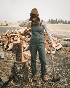 Homestead Aesthetic, Farmer Fashion, Homestead Style, Female Farmer, Farm Clothes, Gardening Outfit