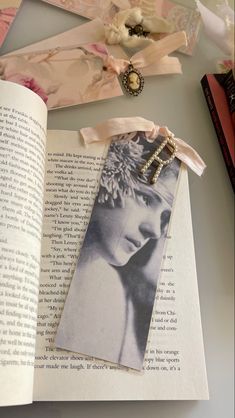 diy bookmarks free Diy Vintage Bookmarks, Bookmark Aesthetic Vintage, Aesthetic Bookmarks Vintage, Shabby Chic Bookmarks, Old Bookmark, Diy Vintage