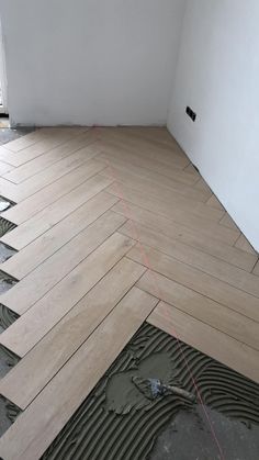 the floor is being laid out and ready to be installed into the wall in the room