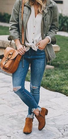 how to wear a jacket : shirt + bag + rips + boots #casualstyle #stylingideas #streetfashion Tan Booties Outfit, Ankle Booties Outfit, Olive Outfit, Outfit Verde, Green Jacket Outfit, Fall Fashion Outfit Ideas, Austin Fashion, Olive Clothing, Austin Style