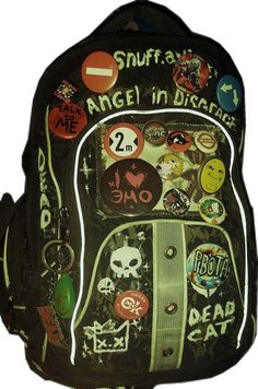 backpack with pins Scenecore Backpack, Decorate Backpack Diy, Customized Backpack Ideas, Goth Backpack Diy, Backpack Customize Ideas, Decorated Backpack Aesthetic, Punk Bag Diy, Backpack With Patches And Pins, School Bag Decoration Ideas