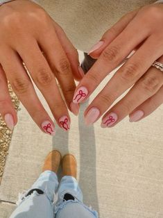 Christmas Nail Ideas With Bows, Short Nail Xmas Designs, Bow Nails For Christmas, Nail Idea Christmas, Christmas Nail Inspo Short Nails, Natural Nail Designs Christmas, Bow Nails Aesthetic, How To Do Bows On Nails, Christmas Nails Cute Simple