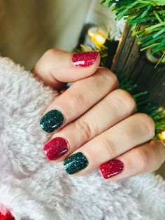 Christmas Multicolor Nails, Red And Green Nails Short, Christmas Nails Multi Color, Multi Colored Christmas Nails, Color Street Christmas Nails, Color Street Christmas 2023, Christmas Nail Green And Red, Christmas Dip Nail Ideas Green, Christmas Gel Nails Red And Green