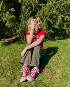 Red And Green Clothes Outfit, Red And Green Aesthetic Outfit, Red Converse With Dress, Red Shoes Aesthetic Outfit, Red Converse Summer Outfit, Red Green Outfit Aesthetic, Outfits To Wear With Red Converse, Red Converse Shoes Outfit, Outfits With Red Converse High Tops