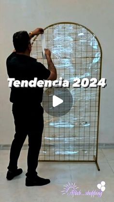 a man standing in front of a screen with the words tenddentia 2020 on it