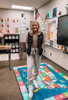 30 Simple And Stylish Teacher Outfit Ideas Outfit Ideas Teacher Casual, Teacher Outfits With Sneakers, Practicum Outfit, English Teacher Outfit, Easy Teacher Outfits, Outfit Ideas Teacher, Fall Teacher Outfits, Teacher Appropriate Outfits, Black Leather Leggings Outfit