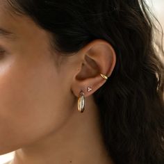 Classic Gold conch ear cuff that will hug your conch perfectly. Perfect to wear alone or paired with other huggie earrings. Sold as a single earring. Gold Vermeil Hypoallergenic, lead and nickel free Thickness 3mm Inner Diameter 0.35in(9mm) #J522-G Earings Piercings Minimalist, Conch With Hoop, Conch Piercing Gold Hoop, Chunky Conch Hoop, Piercing Oreille Conch, Gold Ear Piercings Aesthetic, Conch Ring Piercing, Cute Conch Piercing, Earring Placement