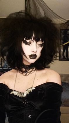 Eye Makeup Goth, Women's Gothic Fashion, Goth Makeup Looks, Goth Make Up, Trad Goth Makeup, Traditional Goth, Gothic Hair