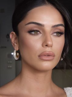 Neutral Makeup Green Eyes, Natural Make Up Glam, Fresh Wedding Makeup Brown Eyes, 90s Glamour Makeup, Soft Classy Makeup, Full Glam Natural Makeup, Middle Eastern Bridal Makeup, Wedding Day Makeup Brown Eyes, Bridal Makeup Inspo Brown Eyes