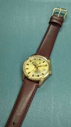 This is a vintage 1970s Benrus 25 jewel automatic men's watch. This is an excellent example of a robust vintage automatic men's watch. The 36mm case is a nice size for contemporary style. Since its founding in 1921, Benrus has always been synonymous with quality and reliability. The champagne dial and gold indices are nearly pristine and have a lovely shimmer. The date window is quick set and operates as it should. The high grade 25 jewel ETA 2783 movement is a workhorse. There is visible loss t Vintage Timepiece, Wristwatch Men, Wrist Watches, Automatic Watch, Men's Watch, Vintage 1970s, High Grade, Time Piece, Watch Bands