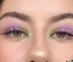 Simple Unique Eye Makeup, Simple Color Makeup, Simple Colourful Makeup, Colorful Eye Makeup Hooded Eyes, Easy Fun Makeup Looks, Simple Colorful Makeup, Two Color Eyeshadow