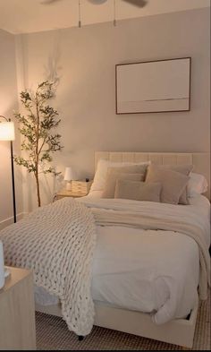 Cozy And Clean Bedroom, Minimalist Bedroom Women, Small Bedroom Ideas Beige, White And Cream Room, Bedroom Ideas White And Beige, Apartment Bedroom Inspo Cozy, White And Beige Room Aesthetic, White Cozy Bed, Neutral Spare Bedroom