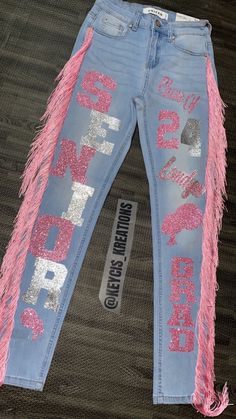 Homecoming Jeans Ideas, Senior Painted Jeans, Senior Year Diy, Senior Year Things, Senior Jeans, Senior Year Fun, Senior Overalls, Senior Photo Outfits, Cute Birthday Outfits