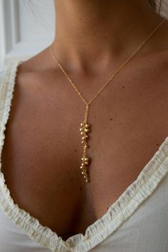 Gold Dust Tie Lariat Necklace Dainty and Minimal No Clasp Necklace With Cluster Ball Pom Pom Drop - Etsy Large Gold Necklace, Cool Gold Necklaces, Gold Dangle Necklace, Lariette Necklace, Elegant Jewelry Classy, Pom Pom Drop, Handmade Jewelry Ideas, Y Necklace Gold, Etsy Necklace