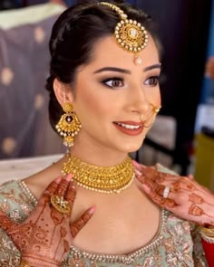 Punjabi Gold Necklace Designs, Jhumka Necklace Set Gold, Gold Jewelry Wedding Bridal Sets, Bride Jewellery Indian Gold, Wedding Gold Necklaces For Bride, Bridal Gold Earrings Weddings, Bride In Gold Jewellery, Modern Necklace Design Gold, Gold Bridal Necklace Indian