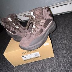 Condition 10/10 Yeezy Black, Shoes Yeezy, Desert Boot, Yeezy Shoes, Desert Boots, Lace Up Boots, Shoe Laces, Lace Up, Size 6