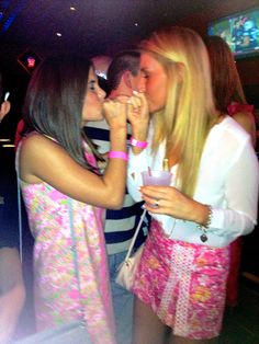 Lilly Pulitzer skirt and dress: $400. Two vodka cranberries: $6. The unbreakable bond and everlasting friendship between a big & her little: Absolutely Priceless. TSM. Soroity Girls Outfit, Big Little Lies Outfits, Sorority Filter Lightroom, Soroity Girls Aesthetic, Sorority Pajamas, Bowling Green State University, Things I Learned, Prep Style, Sorority Girl