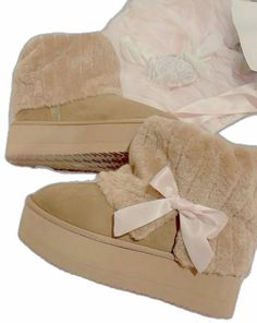 Coquette Ugg Boots, Bow Uggs Aesthetic, Cute Uggs Outfits, Cute Outfits With Uggs, Uggs Bow, Uggs Coquette, Coquette Ugg, Coquette Boots, Cute Winter Shoes