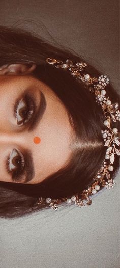 Indian Traditional Photography, Purple Bollywood Aesthetic, Vintage South Asian Aesthetic, Brown Beauty Aesthetic Indian, Indian Culture Aesthetic Vintage, Desi Makeup Aesthetic, South Asian Makeup Looks, Traditional Picture Ideas, Vintage Aesthetic Indian