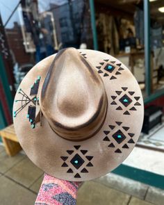 Check out this beautiful one of a kind customized Charlie One Horse Hat! This stunning hat is a Lakota Charlie, and after customization features several upgrades, including an all over burn as well as etched burning featuring a geometric design and a thunderbird, complete with faux turquoise accents. This hat is sure t Diy Leather Hat, Best Hats For Men, Charlie One Horse Hats, Western Hat Styles, Burnt Hats, Burned Hats, Cowboy Hat Design