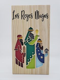 a wooden plaque with the words los reves magos written in spanish on it