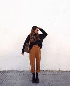 Style Inspiration for Every Type of Woman #styleinspiration #1970s #1970sfashion #1980s #1980sfasion #womanoutfits #fashionactivation #womanslook Moda Grunge, Millennials Fashion, Mode Casual, Spring Fashion Outfits, Outfit Inspiration Fall, Brown Pants, Baggy Pants, Mode Inspo