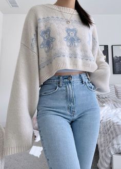 Cute Sweaters Aesthetic, Sweater And Jeans Outfit, Elegance Dress, Luxury Photography, Casual Day Outfits, Quick Outfits, Classy Fashion, Fashion Mistakes