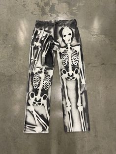 Bluesin's "Osteology" Skeleton Painted Denim Jeans Measures Approximately: Waist: 34 Inches Inseam: 34 Inches Leg Opening: 8.5 Inches Outseam: 42 Inches (Waist To Bottom) Please Note That Items We're Made From Preloved Materials & Handmade So May Have Slight Discoloring Wear. Clothing To Promote Our Idea Of Sustainability & History Pieces May Have Small Imperfections (Light Spotting Etc.) Will Be Noted In Pictures. Thanks For Viewing & Have A Blessed One Custom Denim Jeans Men, Bleached Denim Jeans, Alt Painted Jeans, Jeans Design Ideas Men, Jean Custom Ideas, Painted Jeans Men, Denim Painting Jeans, Bleached Jeans Design