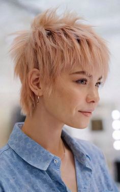 Peachy mullhawk hairstyle with textured layers for a bold and trendy look Long Pixie Mullet, Mixie Pixie Mullet, Fashion Mullet, Sophisticated Feminine Style, Soft Mullet, Pixie With Bangs, Modern Mullet Women, 2025 Hair, Shaggy Pixie