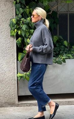 Linda Wright Style, Cropped Jeans Outfit, Chic Dressing, Stylish Outfits For Women Over 50, Jeans Outfit Winter, Sweater Cropped, Older Women Fashion