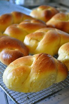 freshly baked bread rolls on a cooling rack