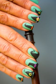 Creative Halloween nail art ideas Witch Hat Nails, Scary Halloween Nails Design, Halloween Toe Nails, Halloween Nail Art Tutorial, Halloween Nail Art Designs, Fun Halloween Nails, Nail Art Designs For Beginners, Halloween Nail Art Ideas, Witch Nails