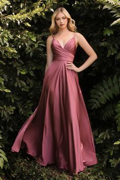 Cette robe maxi vous charmera par sa simplicité et son élégance! Sa coupe en ligne A et son tissu satiné vous donneront non seulement un look glamour, mais elle sera aussi agréable au toucher. Le tissu confortable épousera vos courbes à merveille, soulignant ainsi votre charmante silhouette. L'allure classique de la pièce vous permettra de l'agencer aux accessoires de votre choix. Vous apprécierez ses bonnets intégrés qui vous offriront un soutien additionnel!    Détails   Texture : Satiné  Tran Gala Gown, Evening Gala, Satin Formal Dress, Cinderella Divine, Bridesmaid Dresses Prom, Long Bridesmaid Dress, Bodo, Sweetheart Dress