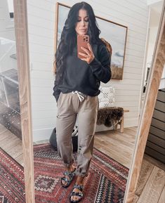 Beige Sweatpants, Chelsea Deboer, Trendy Mom Outfits, Trendy Mom, Warm Weather Outfits, Fall Fashion Outfits