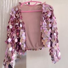 H&M sequin jacket in pink. Perfect for the festive season! Small size Sequin Blouse Outfit, Glitter Jacket, Female Clothes Outfits, Purse Outfit, Sparkly Outfits, Crochet Beach Dress, Look Festival, Festival Jacket, John John