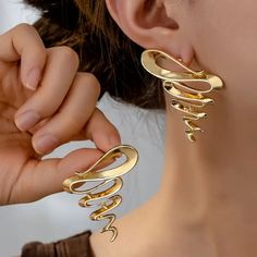 Brand New Women's Hanging Twisted Gold Earrings Genuine 14k Gold Plated 925 Sterling Silver (Stamped) 2.1" Tall 1.6" Across Retail Price $300 Buy With Confidence From A Trusted Seller With A 99%+ Feedback Rating! A0184 (Id-1436) How To Style Jewelry, High Fashion Earrings, Earrings 2024, Twisted Earrings, Avant Garde Jewelry, High Fashion Jewelry, Moon Bracelet, Metal Clay Jewelry, Art Jewelry Contemporary