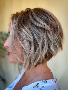 Angled wavy bob with blonde highlights, featuring soft waves and a chic, layered finish Bob With Blonde Highlights, Wavy Bob, Angled Bob